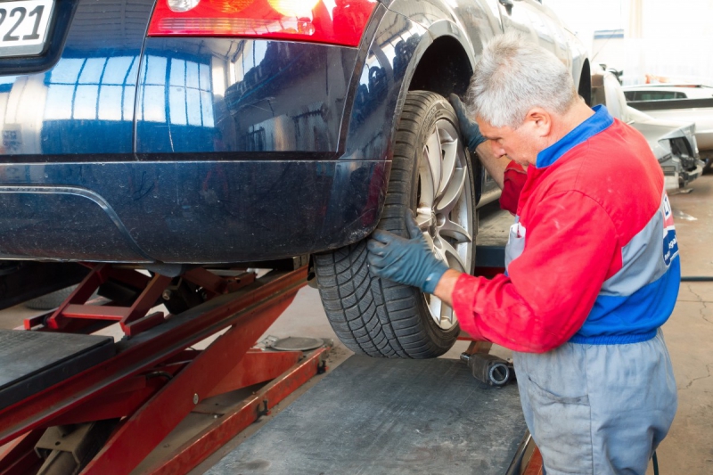 ecommerce-LA TOUR-min_auto_repair_repair_lift_auto_mechanic_work_clothes_master_professional_man_of_the_fold-685629