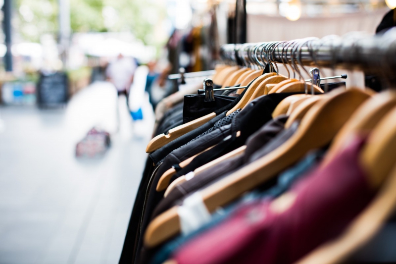 ecommerce-LA TOUR-min_blur_close_up_focus_hanger_jacket_market_people_rack-1176303
