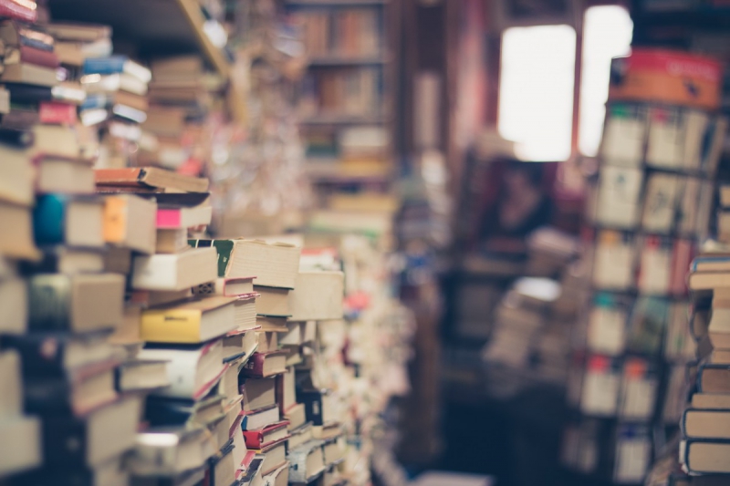 ecommerce-LA TOUR-min_books_stack_book_store_stack_of_books_2nd_hand_retro_hipster_shop-829090
