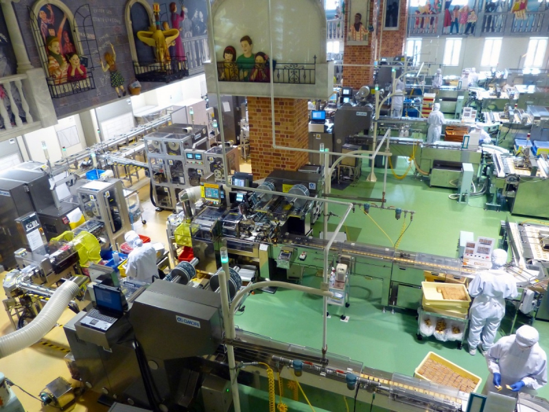 ecommerce-LA TOUR-min_japan_sapporo_chocolate_factory_label_packaging_cookie_machine_operators-961509
