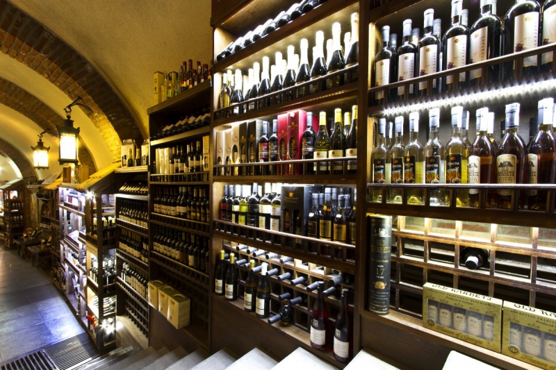ecommerce-LA TOUR-min_world_street_travel_shop_canon_georgia_wine_bottles-429767